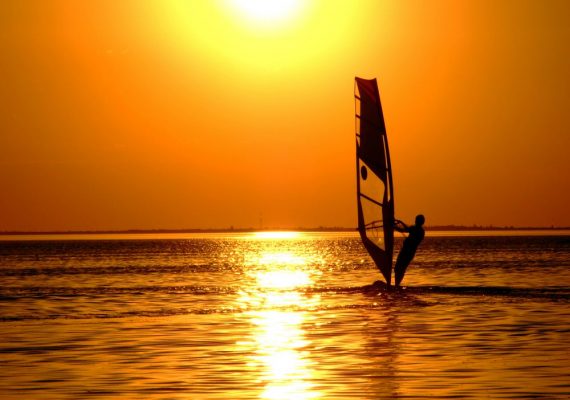 Kitesurf e windsurf: saia do comum nas férias!
