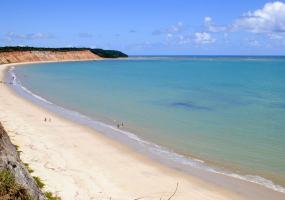 Quais as maiores vantagens de visitar praias desertas?