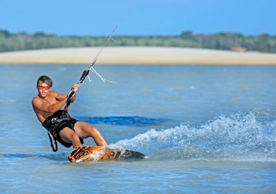 5 motivos para visitar a natureza selvagem da Praia de Guajiru (CE)