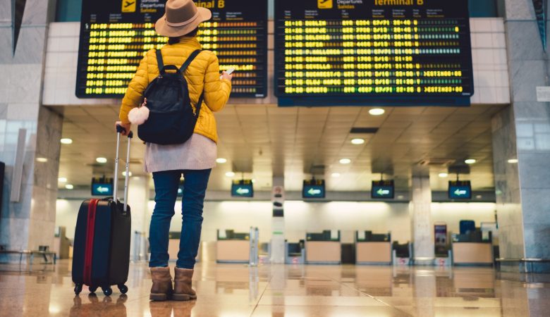 Mulher viajando sozinha com segurança: confira 5 dicas importantes!