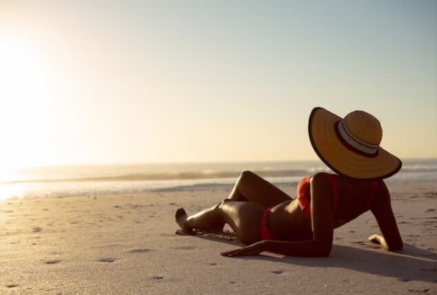 Mulher relaxando nas areias da praia de Icaraizinho de Amontada no nordeste brasileiro.