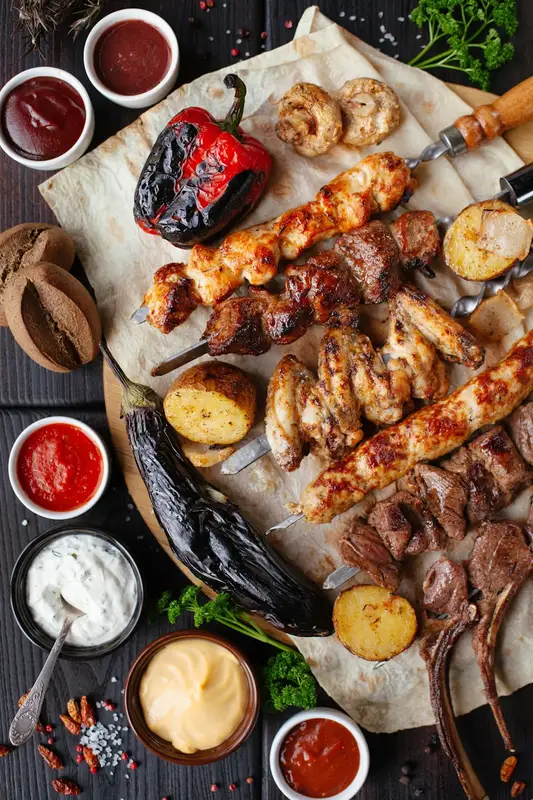 Arroz Maria Isabel cozido com carne de sol picadinha, pimenta-de-cheiro e cebolinha
