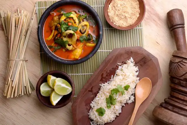 Mesa com gastronomia litorânea e frutos do mar frescos à beira da praia de Barra Grande