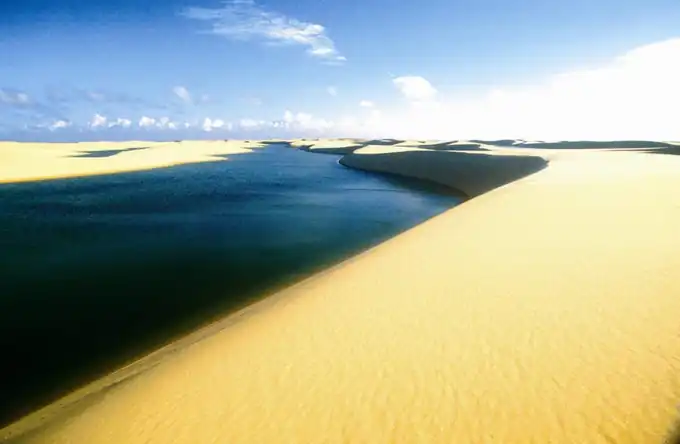 Extensas dunas douradas e lagoas de água doce no Morro do Meio no Delta do Parnaíba