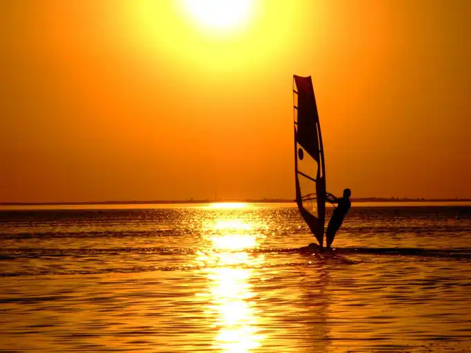 Praticante de kitesurf aproveitando os ventos constantes e mar esmeralda em Canoa Quebrada