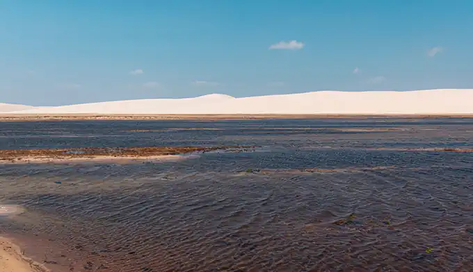 Veículo 4x4 adaptado em expedição turística nos Lençóis Maranhenses pela Eco Adventure Tour