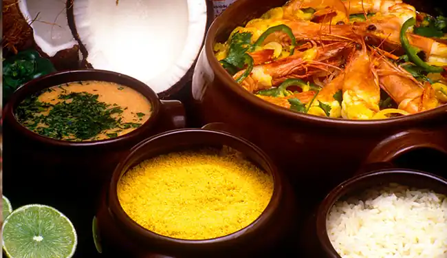 Prato tradicional de caranguejada fresca e mariscos servido em restaurante beira-rio no Delta do Parnaíba