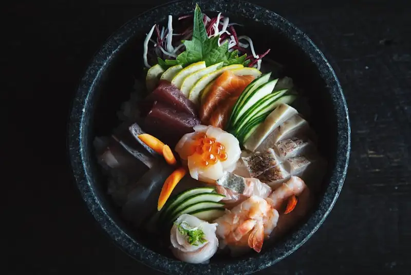 Peixe grelhado servido com baião de dois, vinagrete e acompanhamentos típicos do Piauí