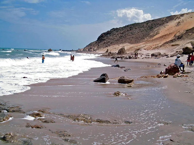 Dunas e mar de Jericoacoara, no Ceará, vizinha ao litoral do Piauí