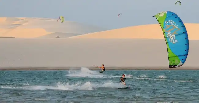 Praia de Jericoacoara com águas calmas e dunas preservadas no Ceará