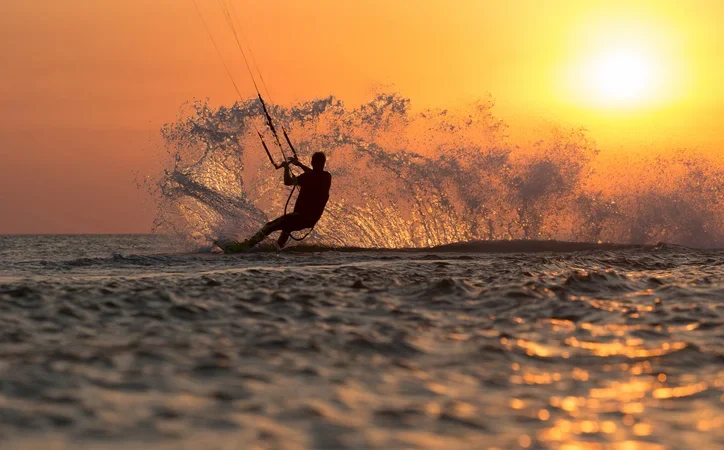 Praticante de kitesurf aproveitando os ventos constantes nas praias da Rota das Emoções