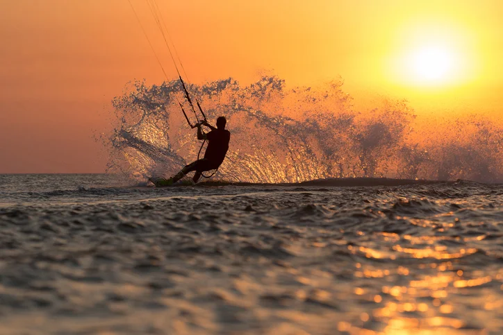 Praticante de kitesurf aproveitando os ventos constantes nas praias da Rota das Emoções