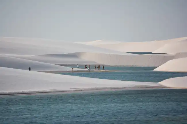 Dunas brancas e lagoas de água doce nos Lençóis Maranhenses para visitar no verão