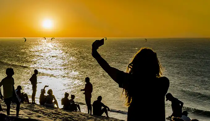 Paisagem deslumbrante das dunas e lagoas da Rota das Emoções no Nordeste