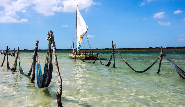 Redes de descanso dentro da água cristalina na Lagoa do Paraíso em Jericoacoara