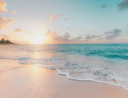 Dunas brancas e lagoa cristalina sob céu azul sem nuvens durante a melhor época da Rota das Emoções