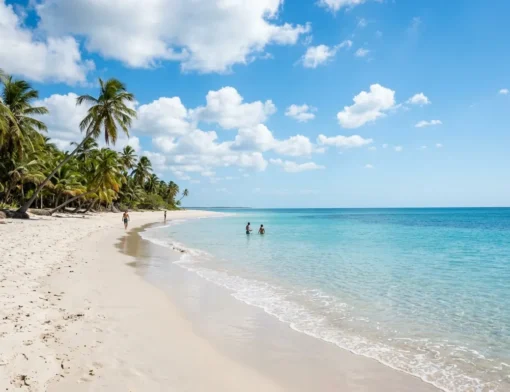 Praia paradisíaca de areia branca banhada por mar azul cristalino, coqueiros inclinados e maré calma sob luz solar radiante