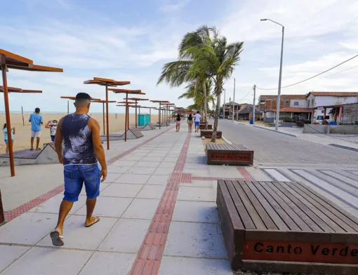 Calçadão da orla de Bitupitá com bancos de madeira, coberturas metálicas e coqueiros, ao lado da faixa de areia da praia