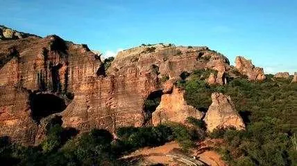 Paredão rochoso com pinturas rupestres pré-históricas no Parque Nacional Serra da Capivara