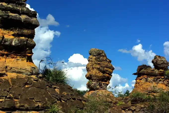 Monumentais formações areníticas esculpidas pela erosão no Parque Nacional de Sete Cidades