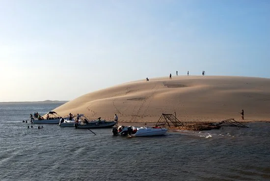 Lancha rápida navegando pelas águas calmas e manguezais preservados do Delta do Parnaíba