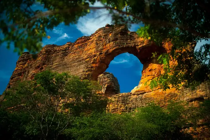Monumento geológico da Pedra Furada no Parque Nacional Serra da Capivara no Piauí