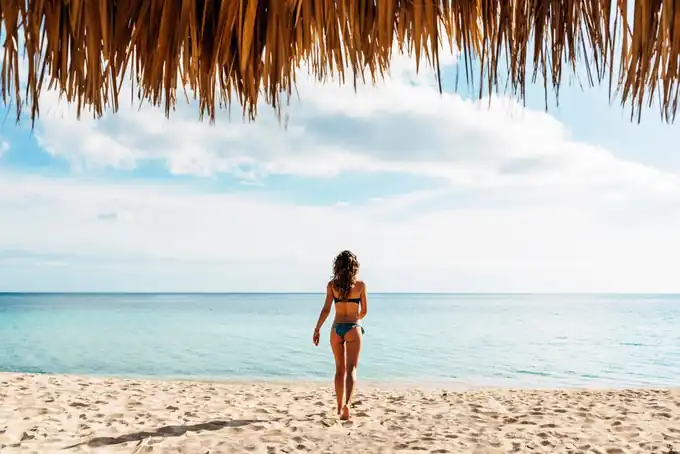 Dunas e mar na paradisíaca Praia da Barrinha próxima a Jericoacoara no Ceará