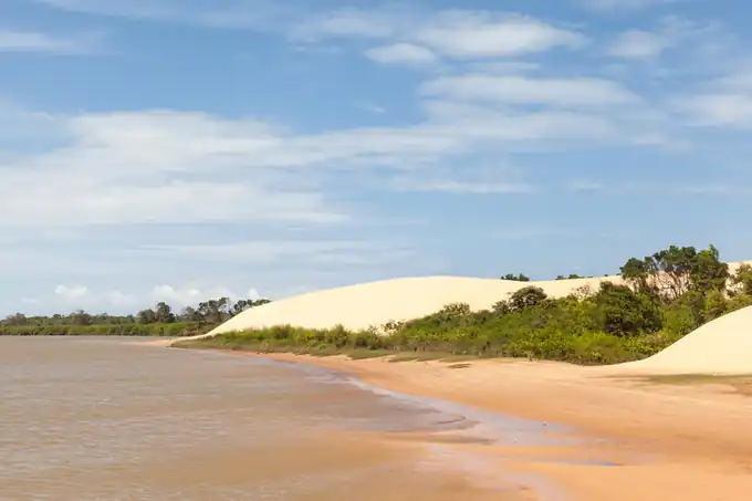 Falésias coloridas e fontes naturais de água doce na Praia das Fontes em Beberibe, Ceará