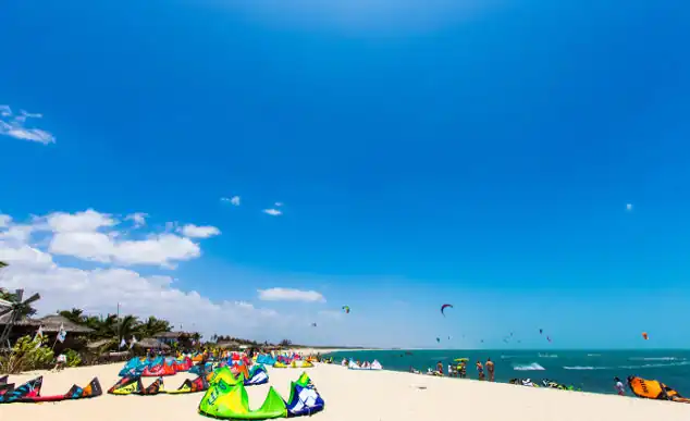 Faixa de areia e mar cristalino na Praia de Barra Grande no Piauí