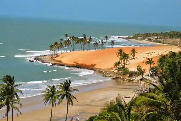Dunas de areia branca e lagoas costeiras na Praia de Cumbuco, Ceará