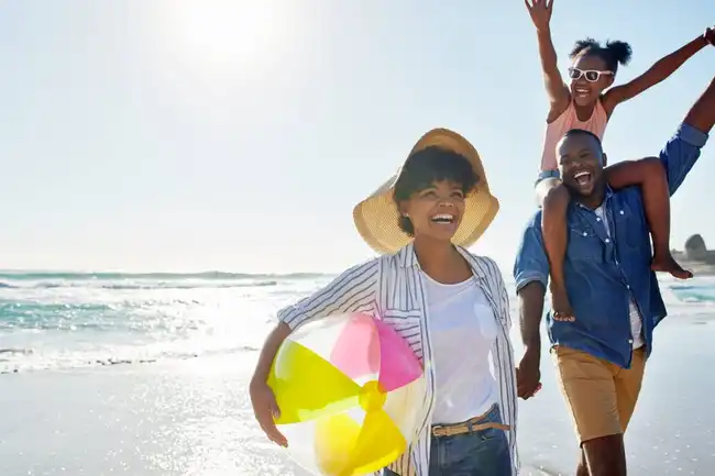 Dunas móveis e mar aberto na paradisíaca Praia de Itaqui no litoral do Nordeste