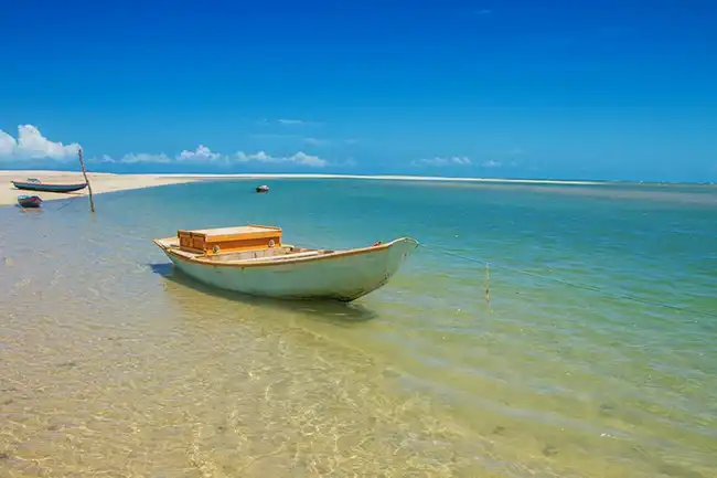 Bancos de areia branca e lagoas mornas na Praia de Macapá no litoral piauiense