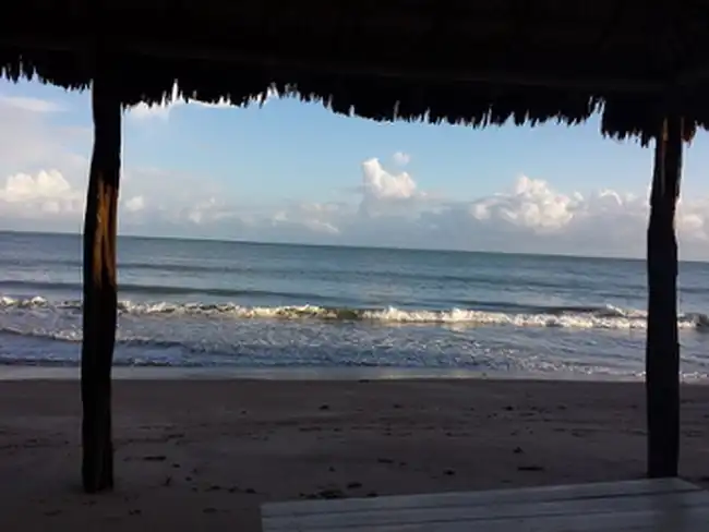 Piscinas naturais de águas mornas e coqueirais na Praia do Coqueiro no Piauí