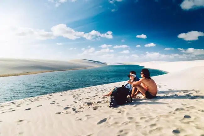 Piscinas naturais cristalinas e mar calmo na Praia do Coqueiro em Luís Correia no Piauí