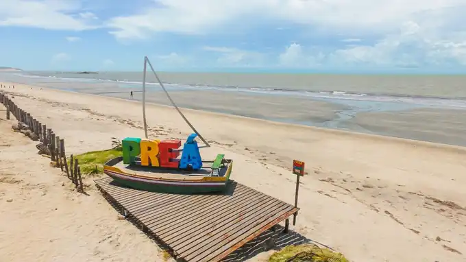 Extensa orla de areia firme e ventos constantes para kitesurf na Praia do Preá vizinha a Jericoacoara