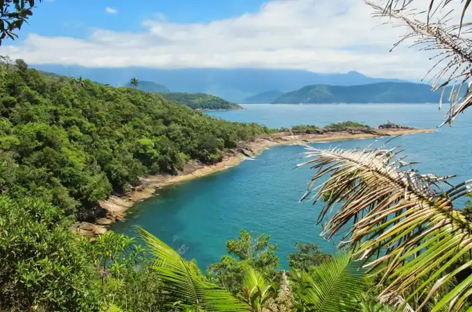 Extensa faixa de areia dourada e mar azul no litoral do Piauí