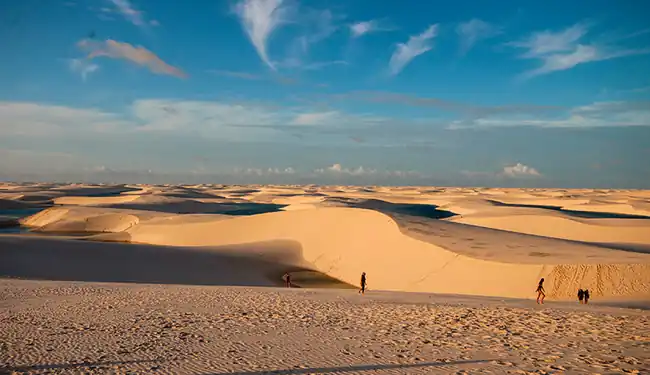 Praticantes de esportes ao ar livre desfrutando de ventos constantes e natureza preservada