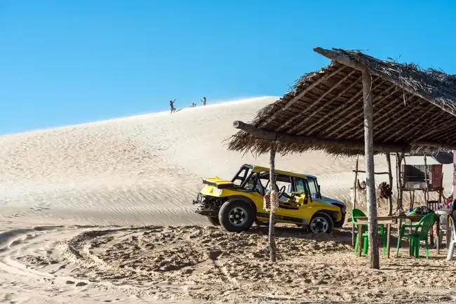 Vibe Aventura e Praias em Jericoacoara Dunas douradas e praia de águas cristalinas para viajantes na vibe aventura e esportes