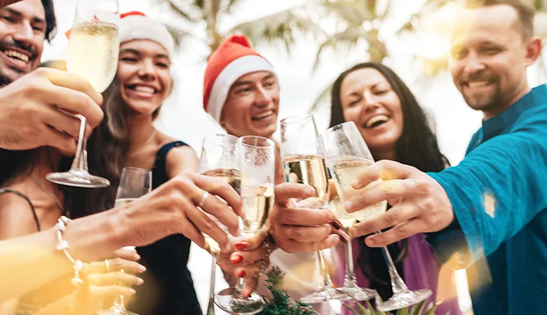 Grupo de amigos comemorando o Réveillon pé na areia na praia de Barra Grande