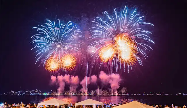 Celebração do Réveillon das Emoções com iluminação cenográfica pé na areia em Barra Grande no Piauí