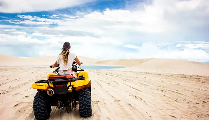 Embarcação e visitantes explorando os ecossistemas preservados da Rota das Emoções