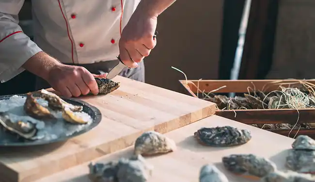 Prato elaborado com frutos do mar e peixe grelhado em restaurante de Jericoacoara no Ceará