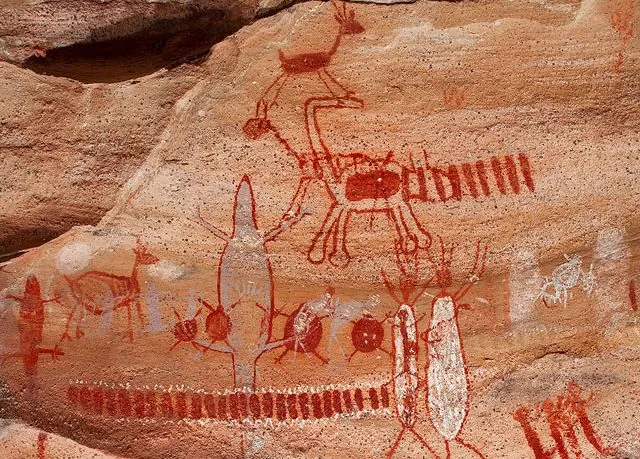 Monumento geológico da Pedra Furada cercado pela vegetação da Caatinga na Serra da Capivara